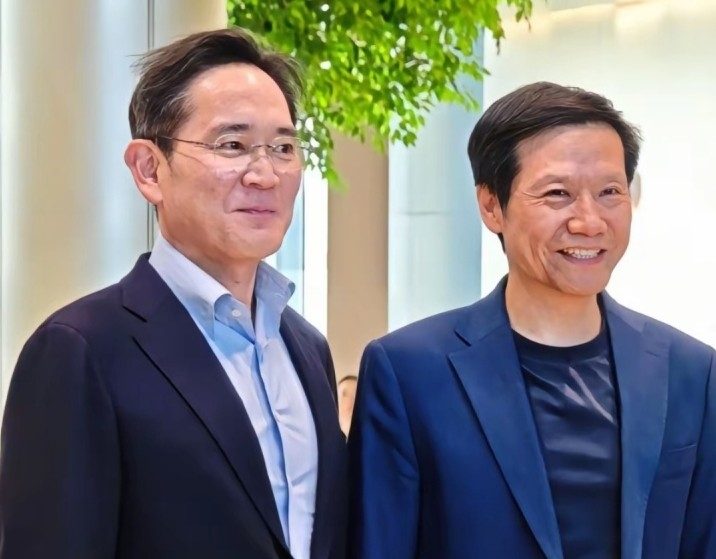 이재용(왼쪽) 삼성전자 회장이 지난달 22일 레이 쥔 샤오미 회장을 샤오미 전기차 공장에서 만나 기념사진을 촬영하고 있다. [연합]