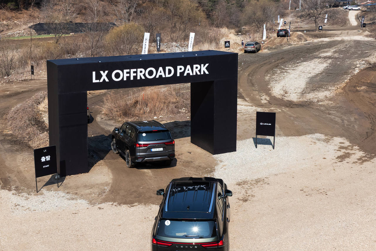 Lexus‘ LX700hs enters an off-road course for a test drive in Inje, Gangwon Province. (Lexus Korea)