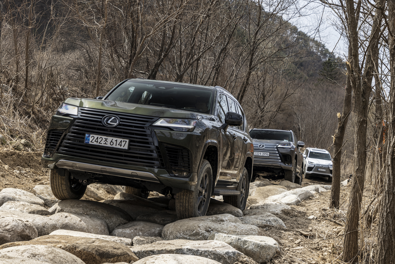 Lexus‘s LX700h SUV climbs a rocky path on a test drive. (Lexus Korea)