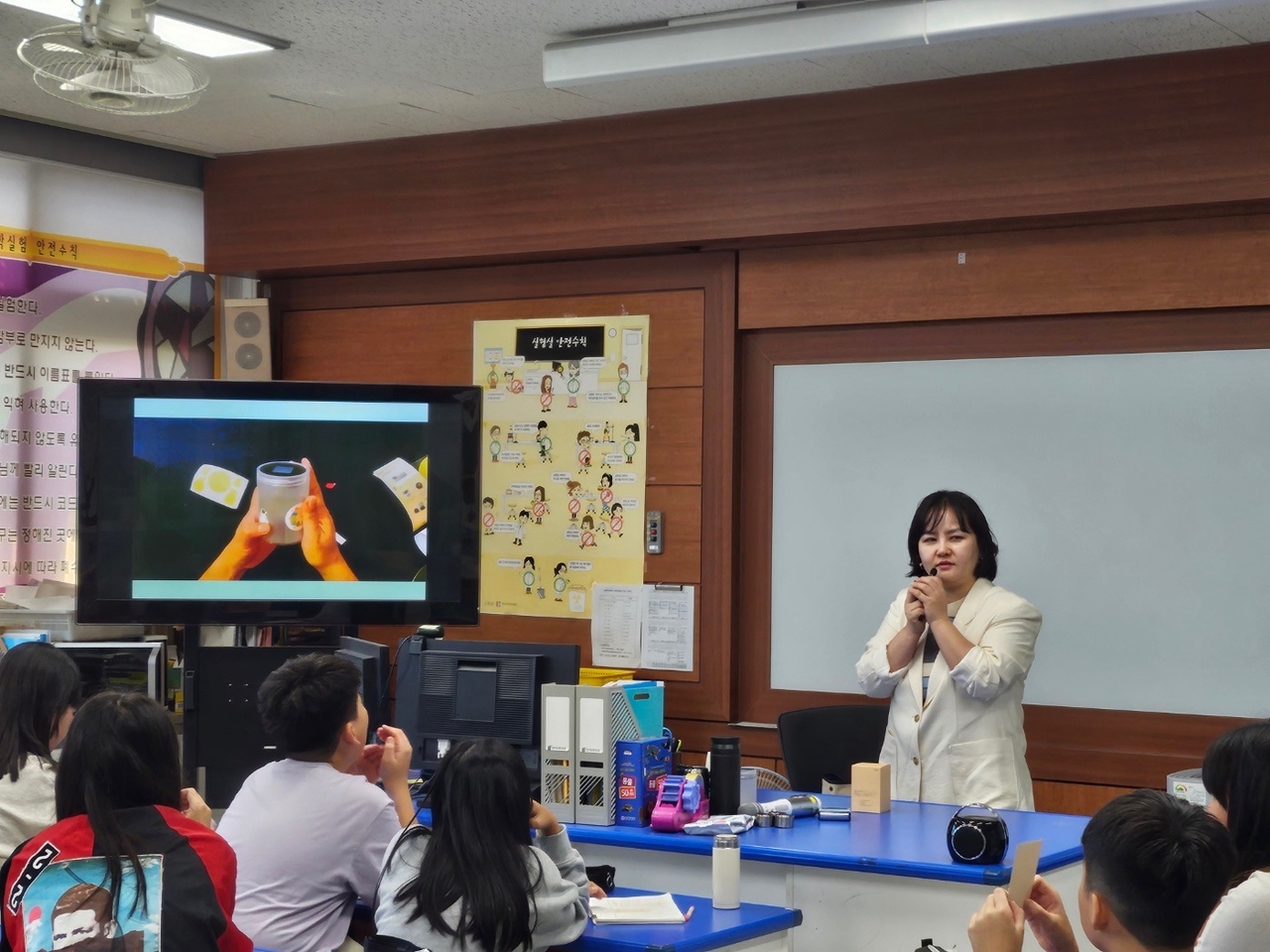 조수연 씨가 한 초등학교에서 코딩 강의를 하고 있다.   [조수연 씨 제공]