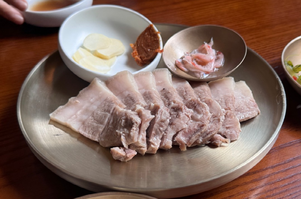 A half-portion of steamed pork in Myeon Seoul (Hong Yoo/ The Korea Herald)