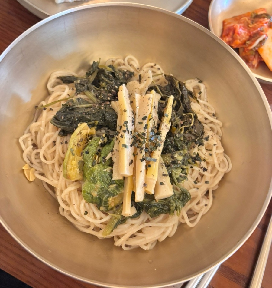 The five-herb noodles at Myeon Seoul (Myeon Seoul)