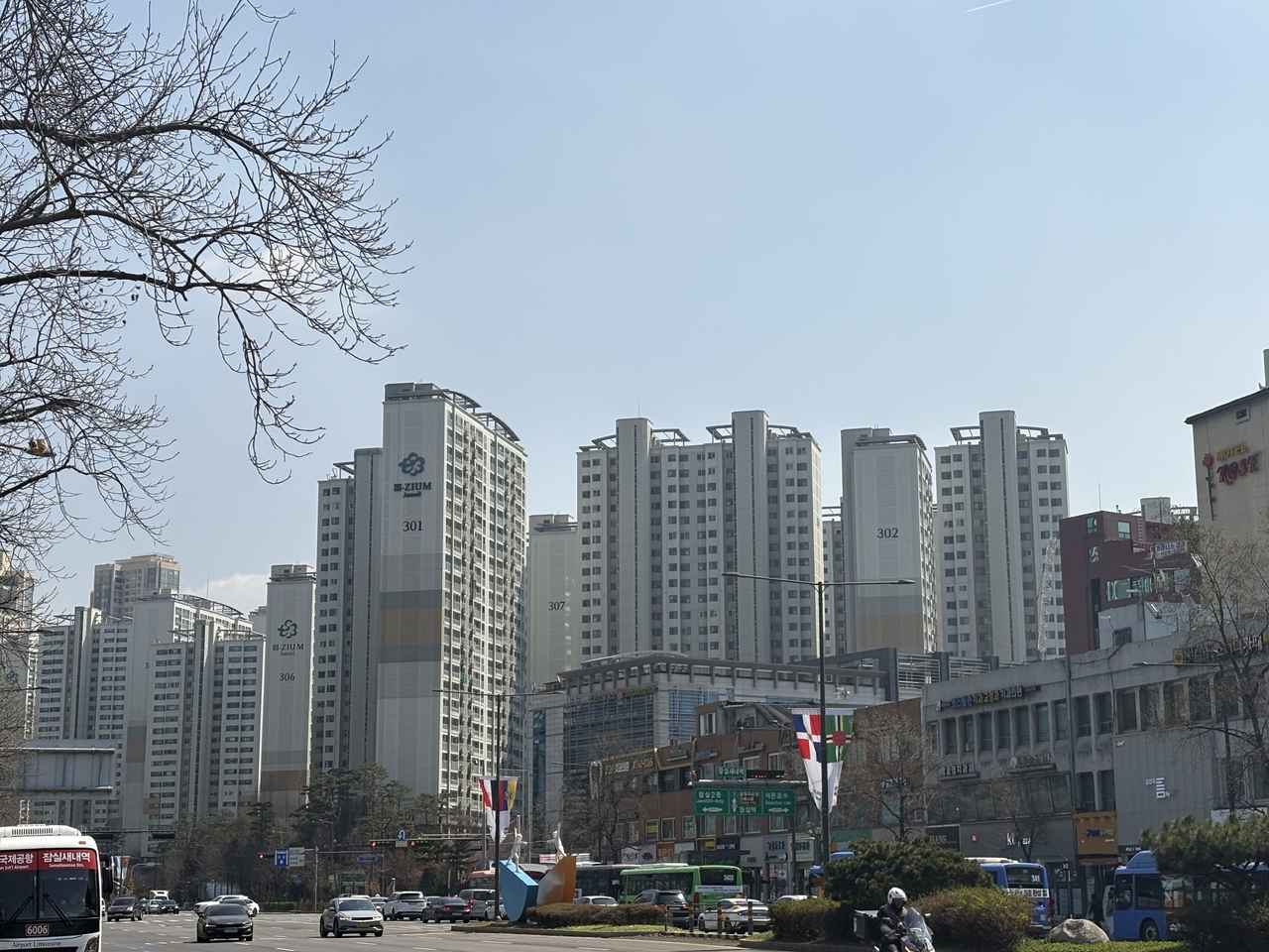 서울 잠실동 ‘잠실트리지움’ 아파트단지와 잠실새내역 상가 모습 정주원 기자