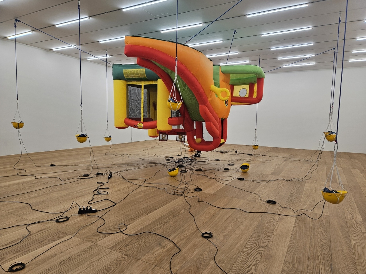 Installation view of “Ping Inside Noisy Giraffe" at SongEun Art Space in Seoul (Park Yuna/The Korea Herald)