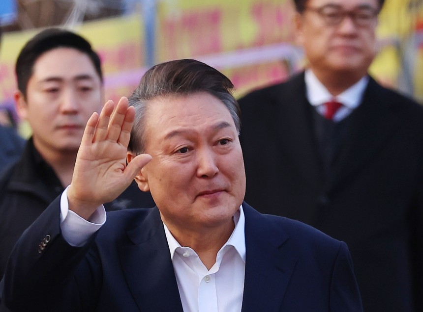 윤석열 대통령이 3월 8일 법원의 구속 취소 신청 인용 결정에 따라 경기도 의왕시 서울구치소에서 석방되면서 지지자들에게 손을 들어 인사하고 있다. [연합]