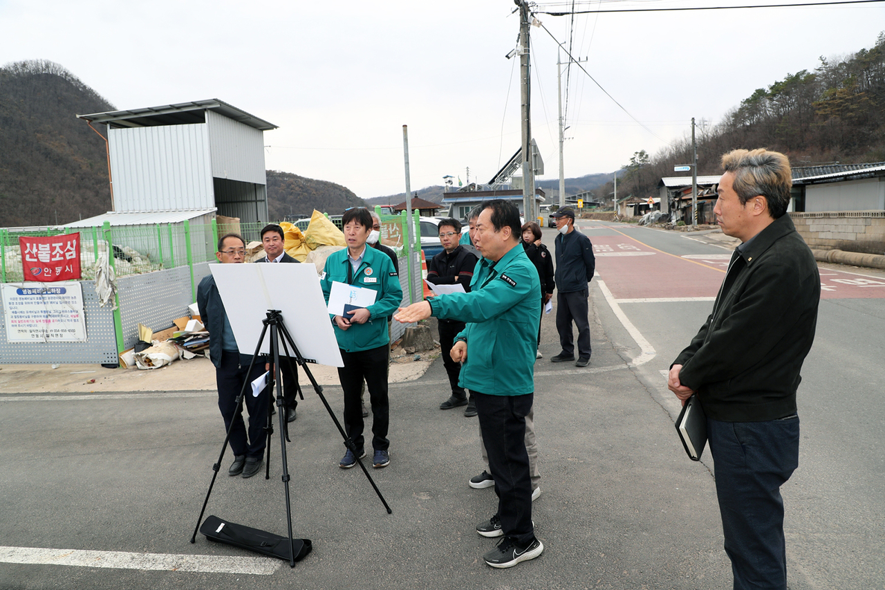 권기창 안동시장(오른쪽 두번째)이 임시조립주택 공급 계획을 설명듣고 있다.(안동시제공)
