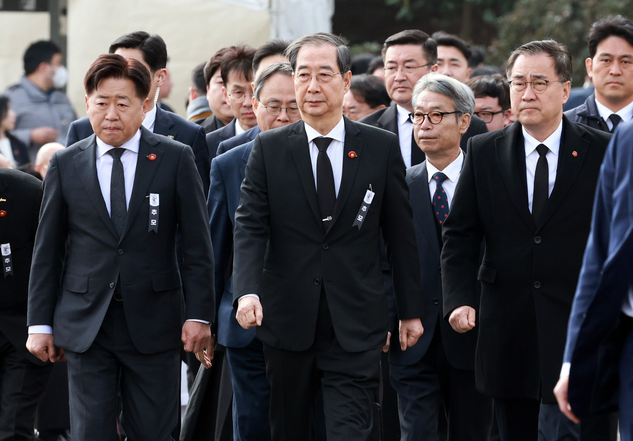 Acting President Han Duck-soo (center) attends a ceremony commemorating the April 3, 1948, uprising at Jeju 4.3 Peace Park on the island on Thursday. (Yonhap)