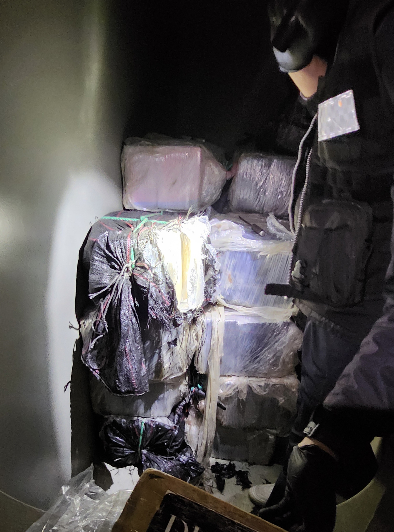Coast Guard and customs authorities find boxes of suspected cocaine on a vessel docked at a port in Gangneung, Gangwon Province, on Wednesday. (Donghae regional office of the Coast Guard)