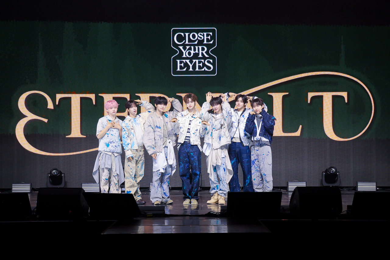From left: Close Your Eyes bandmates Kenshin, Song Seung-ho, Jeon Min-wook, Ma Jingxiang, Kim Sung-min, Jang Yeo-jun and Seo Kyoung-bae pose for a photo at the group's debut press conference at Yes24 Live Hall in Gwangjin-gu, Seoul, Wednesday. (Uncore)