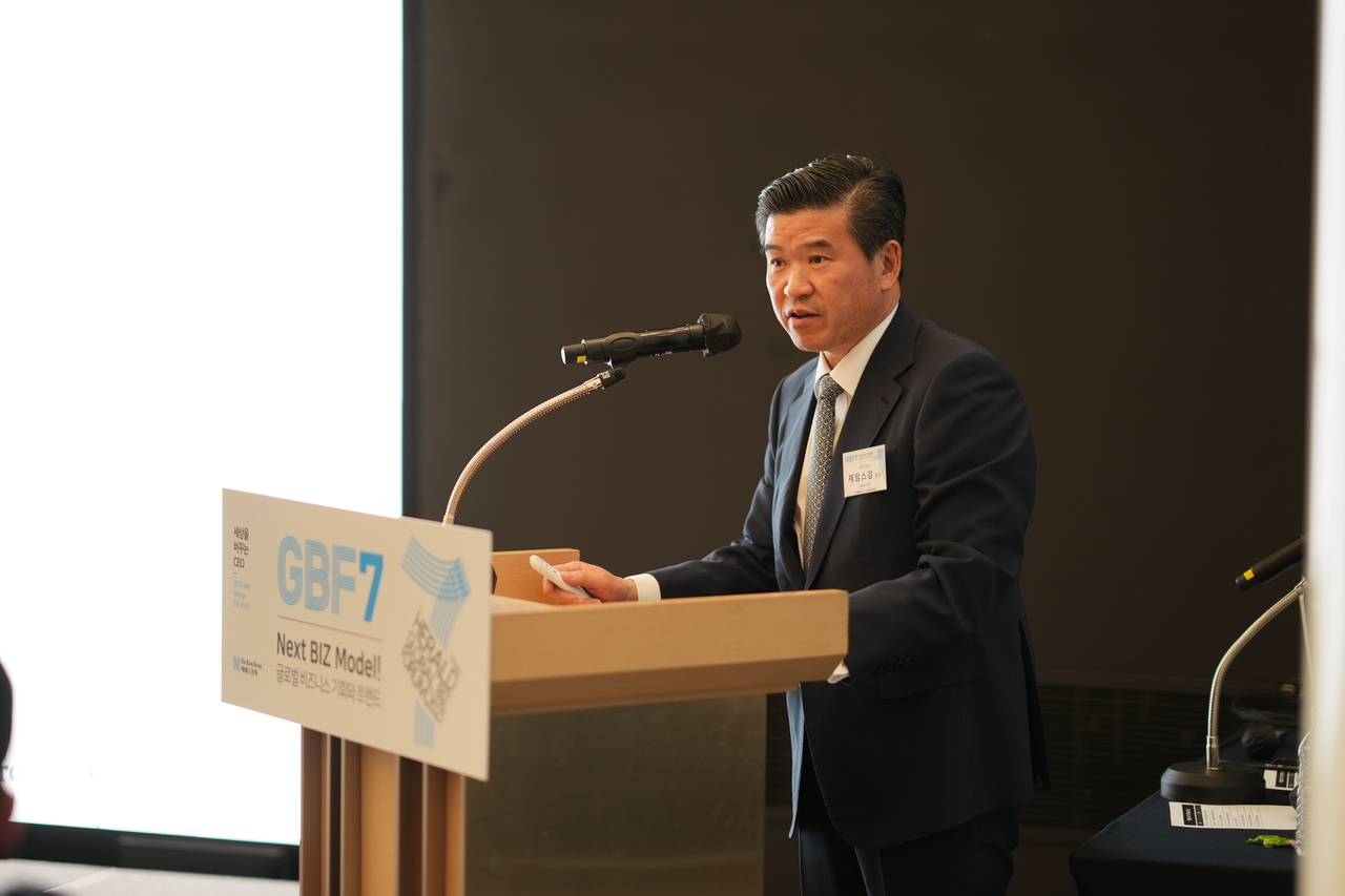 American Chamber of Commerce in Korea Chair and CEO James Kim delivers a speech at the Global Biz Forum hosted by The Korea Herald at a Seoul hotel on Wednesday. (The Korea Herald)