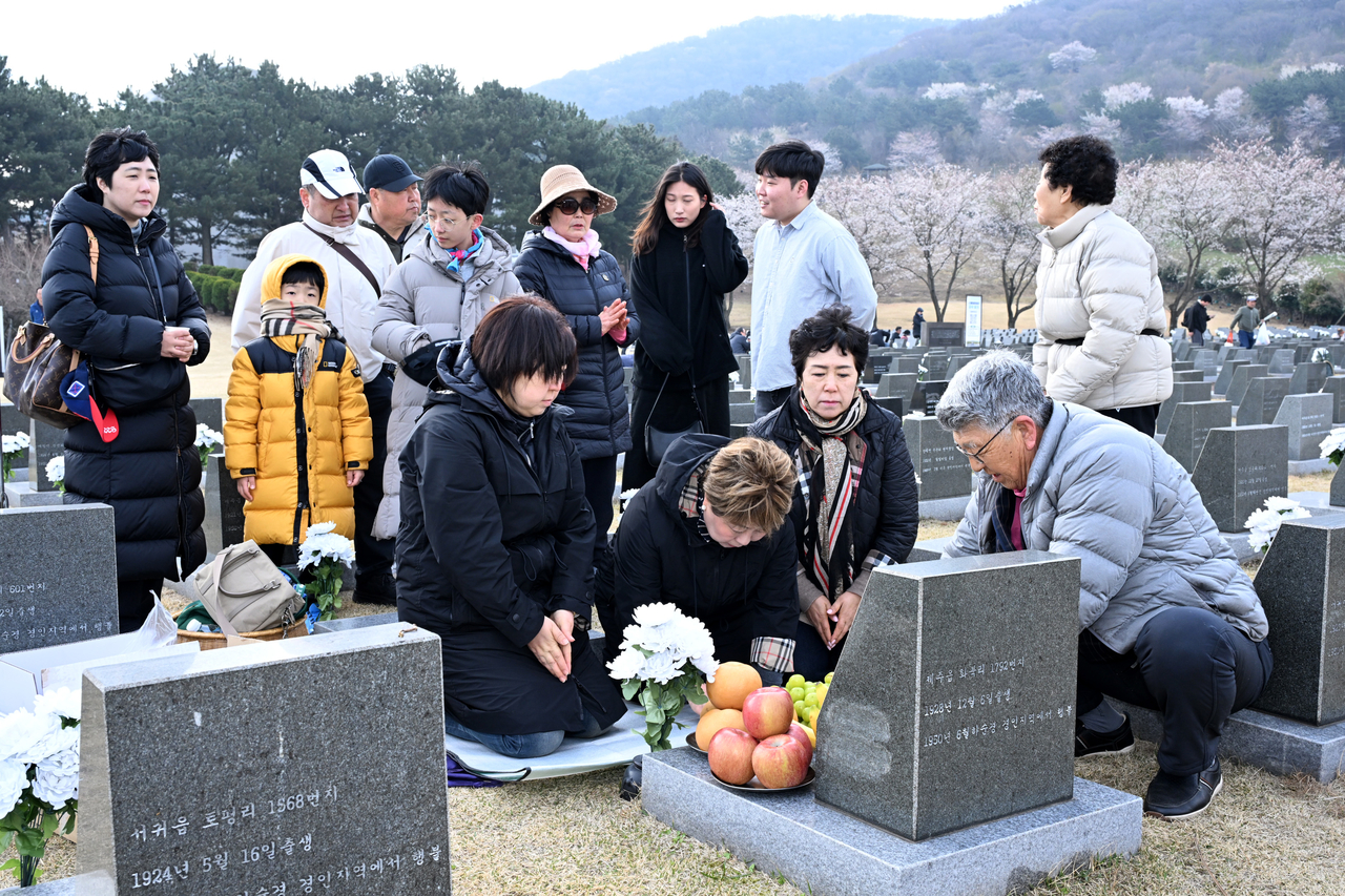 Family members of a victim pay tribute at the Jeju 4.3 Peace Park. (Yonhap)