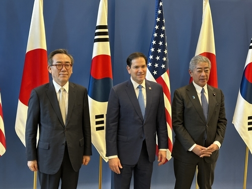 From left: South Korean Foreign Minister Cho Tae-yul and his US and Japanese counterparts, Marco Rubio and Takeshi Iwaya, respectively, pose for photos as they meet for trilateral talks in Brussels on Thursday. (Yonhap)