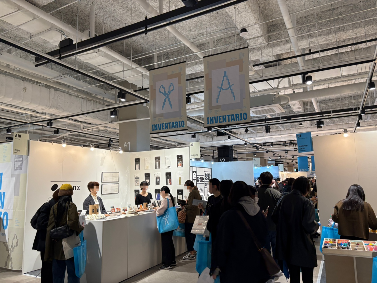 지난 2일 서울 강남구 코엑스 더플라츠에서 진행된 ‘인벤타리오: 2025 문구 페어’에서 관람객들이 브랜드 부스를 둘러보고 있다. 강승연 기자