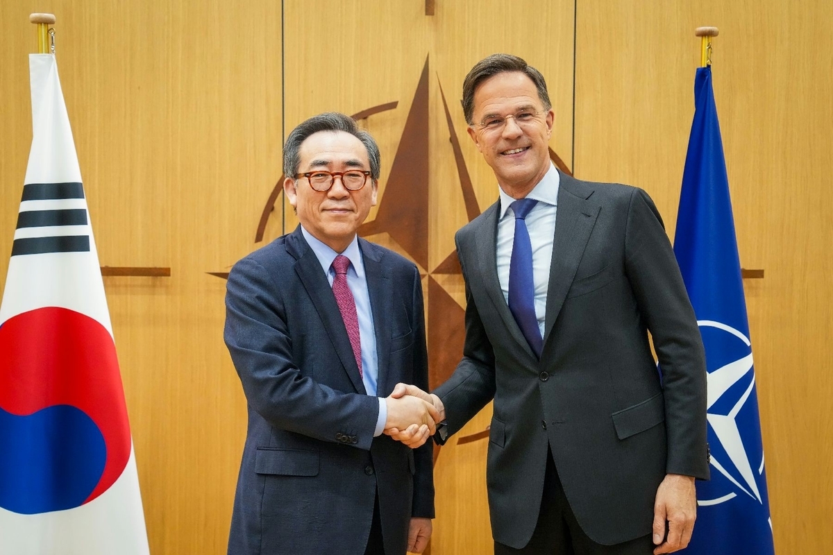 Foreign Minister Cho Tae-yul (left) poses with North Atlantic Treaty Organization Secretary General Mark Rutte during their meeting in Brussels on Wednesday. (Ministry of Foreign Affairs)
