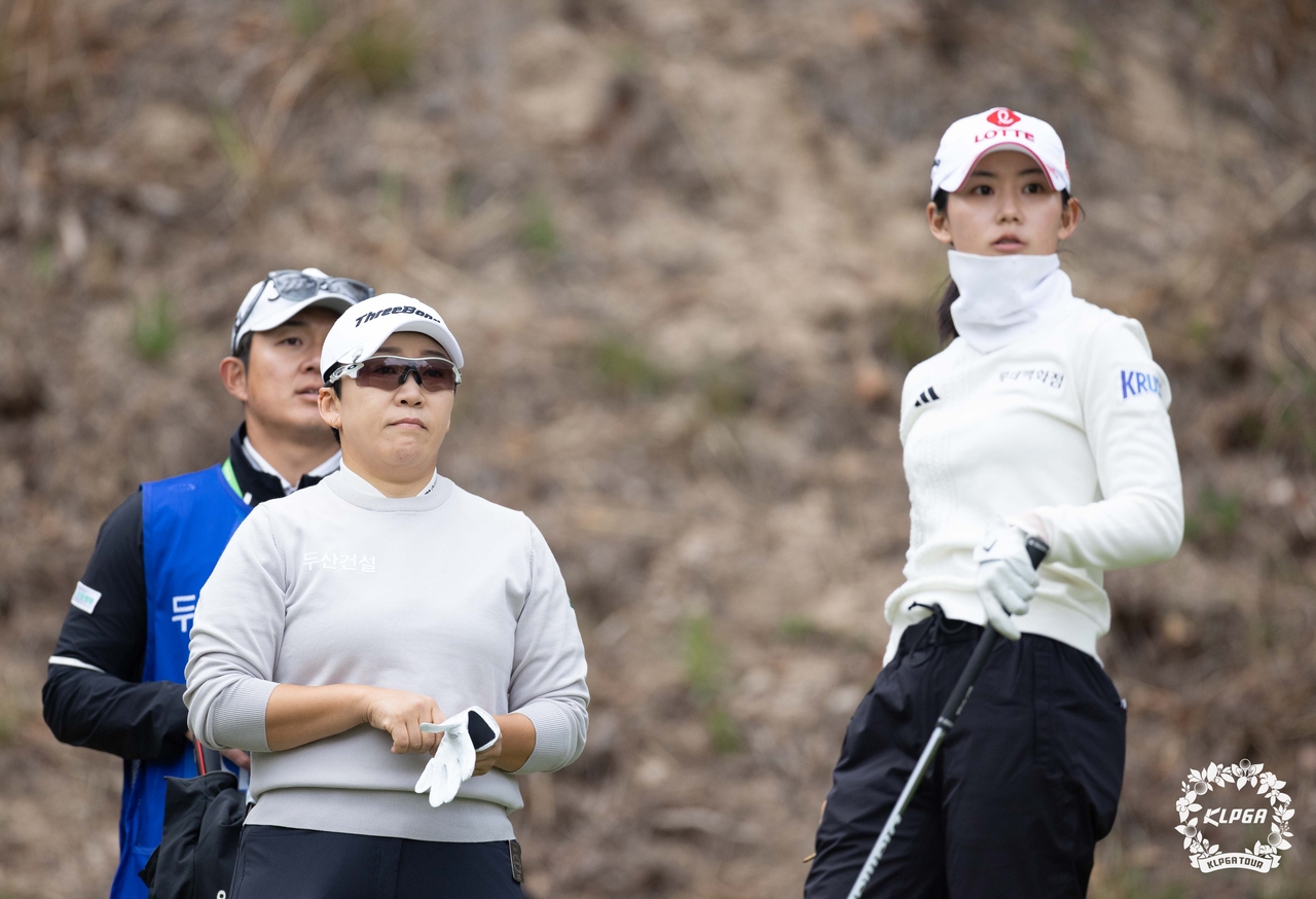황유민이 3일 KLPGA 투어 두산건설 위브 챔피언십 1라운드에서 1번홀 티샷을 하기 전 페어웨이를 바라보고 있다.   [KLPGA 제공]