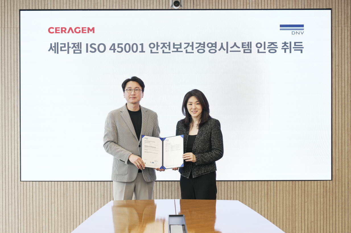 이경수(왼쪽)세라젬 대표와 DNV 비즈니스어슈어런스 이소영 대표가 기념 촬영을 하고 있다. [세라젬 제공]