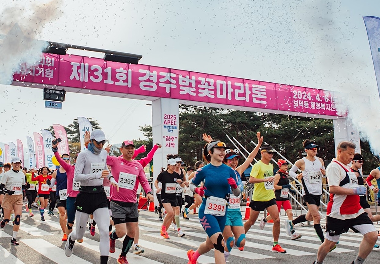 지난해 4월 6일 열린 제31회 경주벚꽃마라톤대회에서 참가자들이 보문단지 일원을 힘차게 달리고 있다.[경주시 제공]