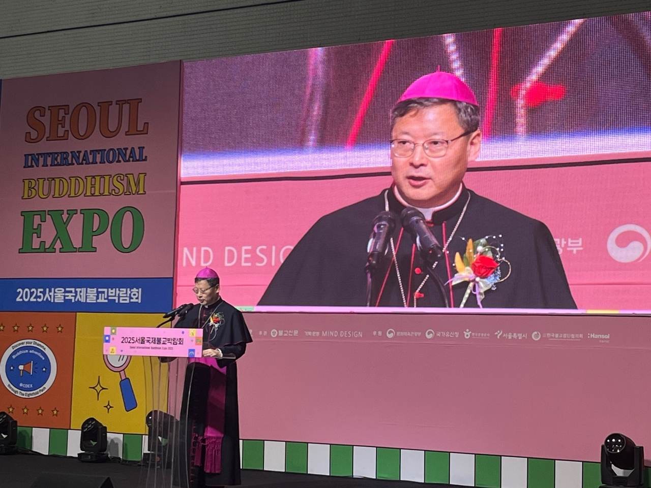 천주교 서울대교구장 정순택 대주교가 3일 서울 코엑스에서 열린  ‘2025 서울국제불교박람회’ 개막식에서 축사를 하고 있다. [김현경 기자]