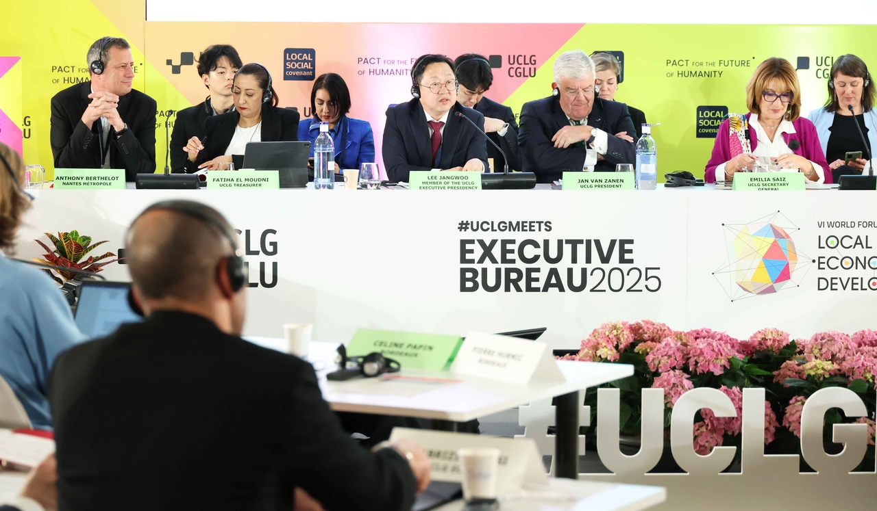 올해 10월부터 세계지방정부연합(UCLG) 회장직을 수행할 이장우 대전시장이 2일(현지시각) 스페인 세비야에서 열리는 UCLG  집행부 회의에 참석해 ‘지방재정과 다자주의’ 세션을 직접 주재하고 있다.