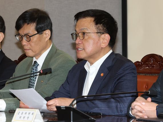 Finance Minister Choi Sang-mok(Right) speaks during a meeting on macroeconomic and financial issues in Seoul on Thursday. The meeting was attended by Bank of Korea Gov. Rhee Chang-yong, along with the heads of the Financial Services Commission and the Financial Supervisory Service. (Yonhap)