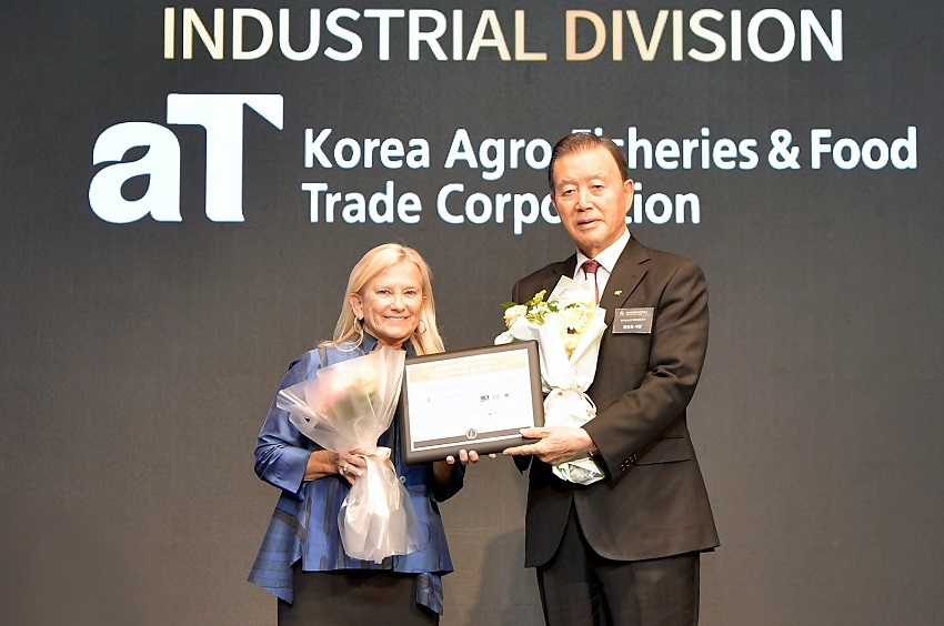 Korea Agro-Fisheries & Food Trade Corporation CEO Hong Moon-pyo (right) and New York Festivals CEO Ellen Smyth pose for a photo at the 2025 Korea National Brand Awards ceremony in Seoul on Wednesday. (aT)