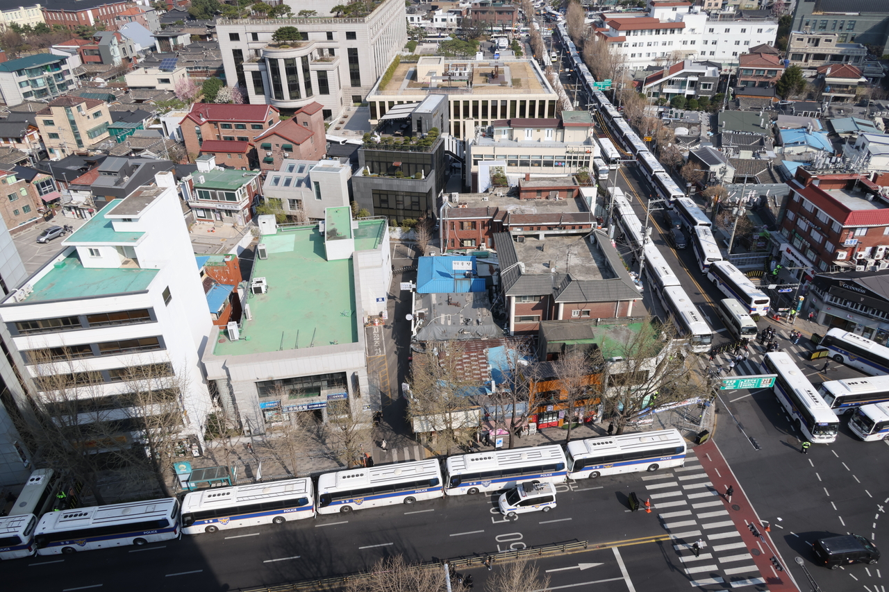 Police vehicles surround the Constitutional Court in central Seoul to prevent clashes ahead of President Yoon Suk Yeol's impeachment ruling on Thursrday. (Yonhap)