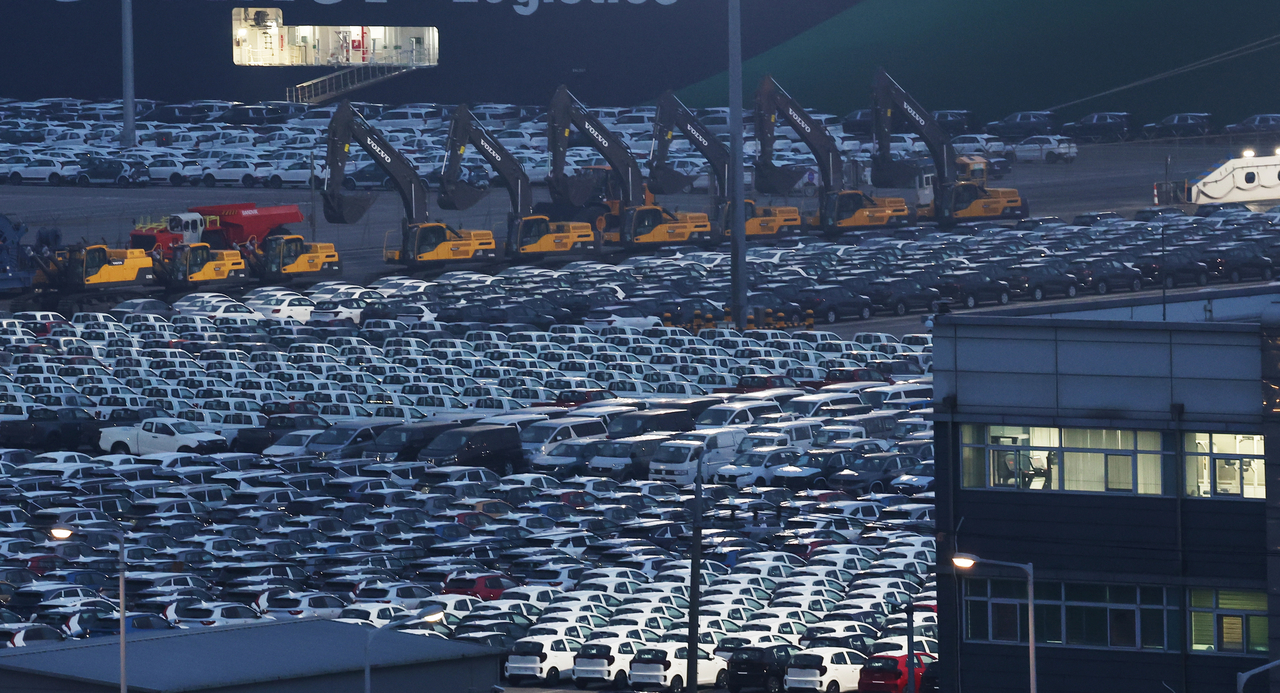 Cars for export pack a port in Pyeongtaek, south of Seoul, on Thursday. (Yonhap)