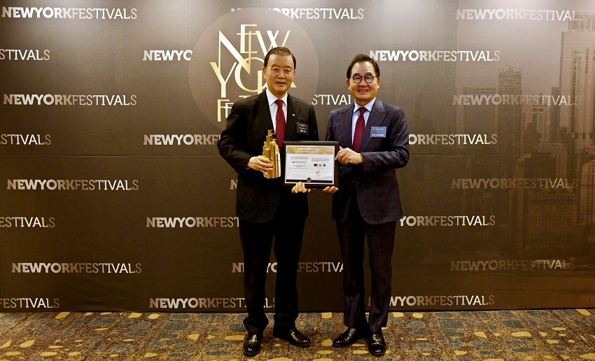 홍문표 aT 사장(오른쪽), 앨런 스미스 뉴욕 페스티벌 회장(왼쪽) [aT 제공]