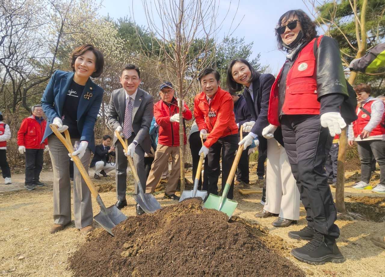 전성수(왼쪽에서 네번째) 서초구청장이 지난 2일 몽마르뜨 공원에서 직원 등과 함께 나무를 심고 있다. [서초구 제공]