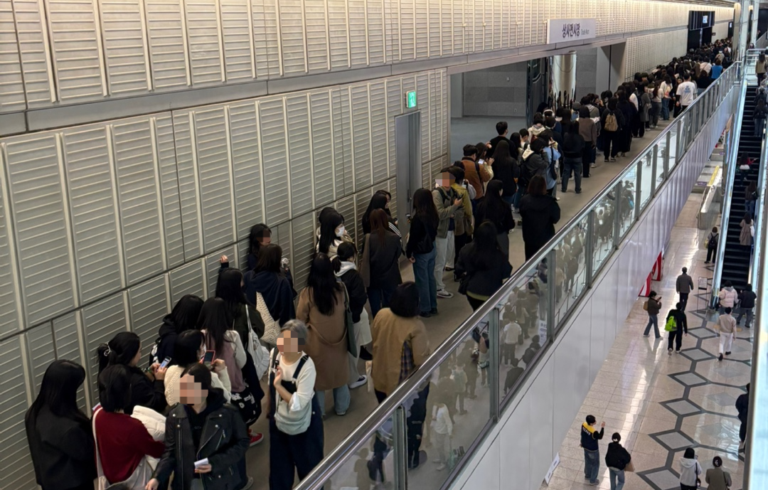 지난 2일 오후 서울 강남구 코엑스에서 열린 ‘인벤타리오(INVENTARIO): 2025 문구 페어’에 입장하기 위해 사전 예매한 관람객들이 줄을 서고 있다. 강승연 기자