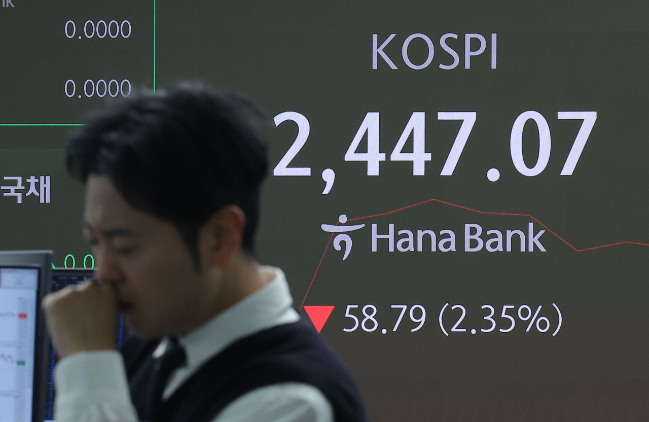An electronic board showing the Korea Composite Stock Price Index at a dealing room of the Hana Bank headquarters in Seoul on Thursday. (Yonhap)