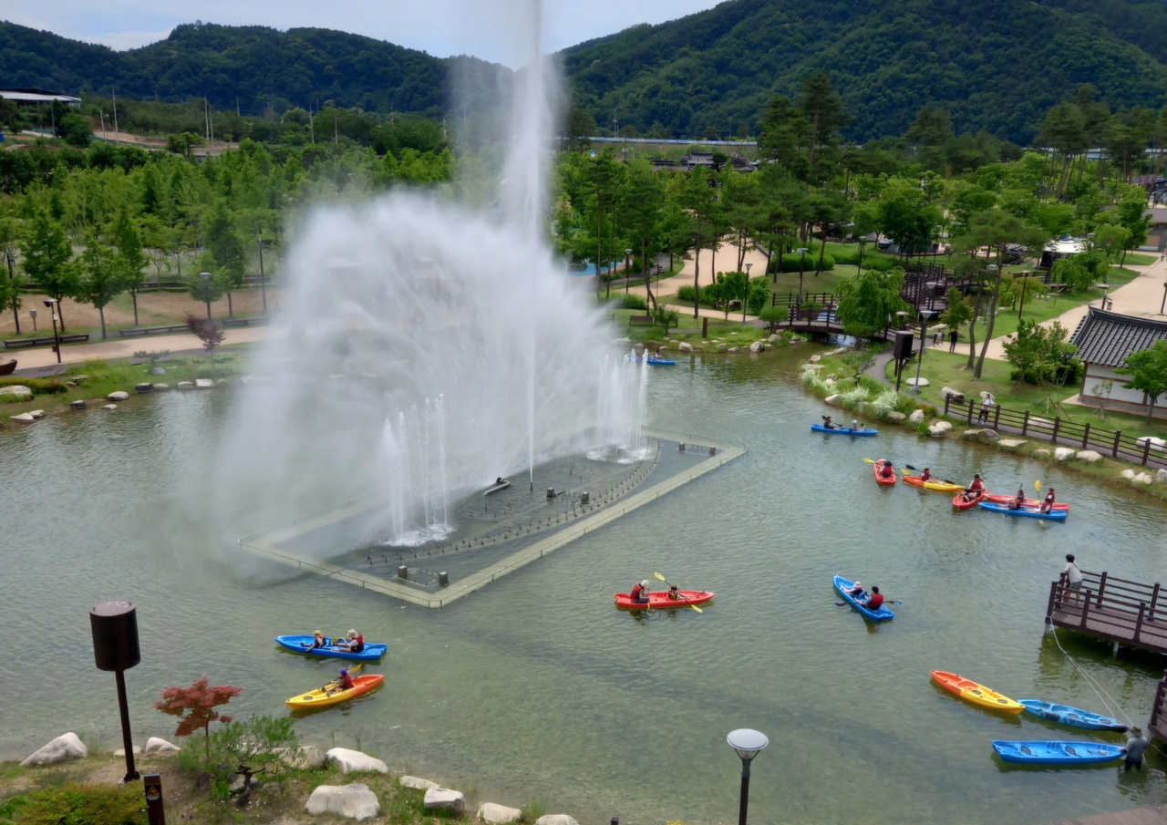 예천군 삼강 문화단지에 역사적 배경을 살린 전통 나룻배 체험과 음악분수가 함께하는 특별한 수상레저 경험을 할수있디(예천군 제공)