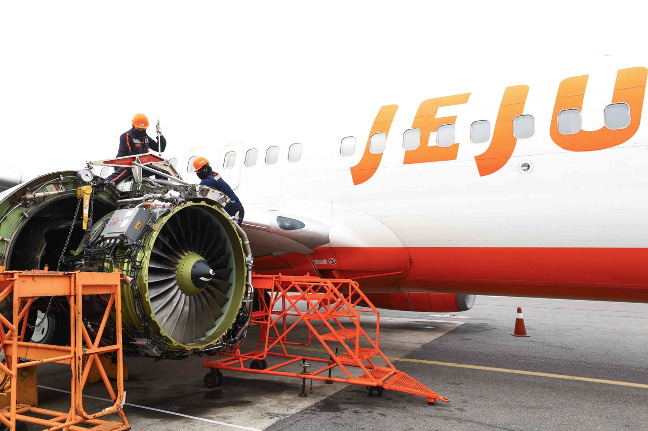 제주항공 정비사들이 지난 1일 오후 김포국제공항 주기장에서 B737-800 항공기의 엔진을 교체하고 있다. [제주항공 제공]
