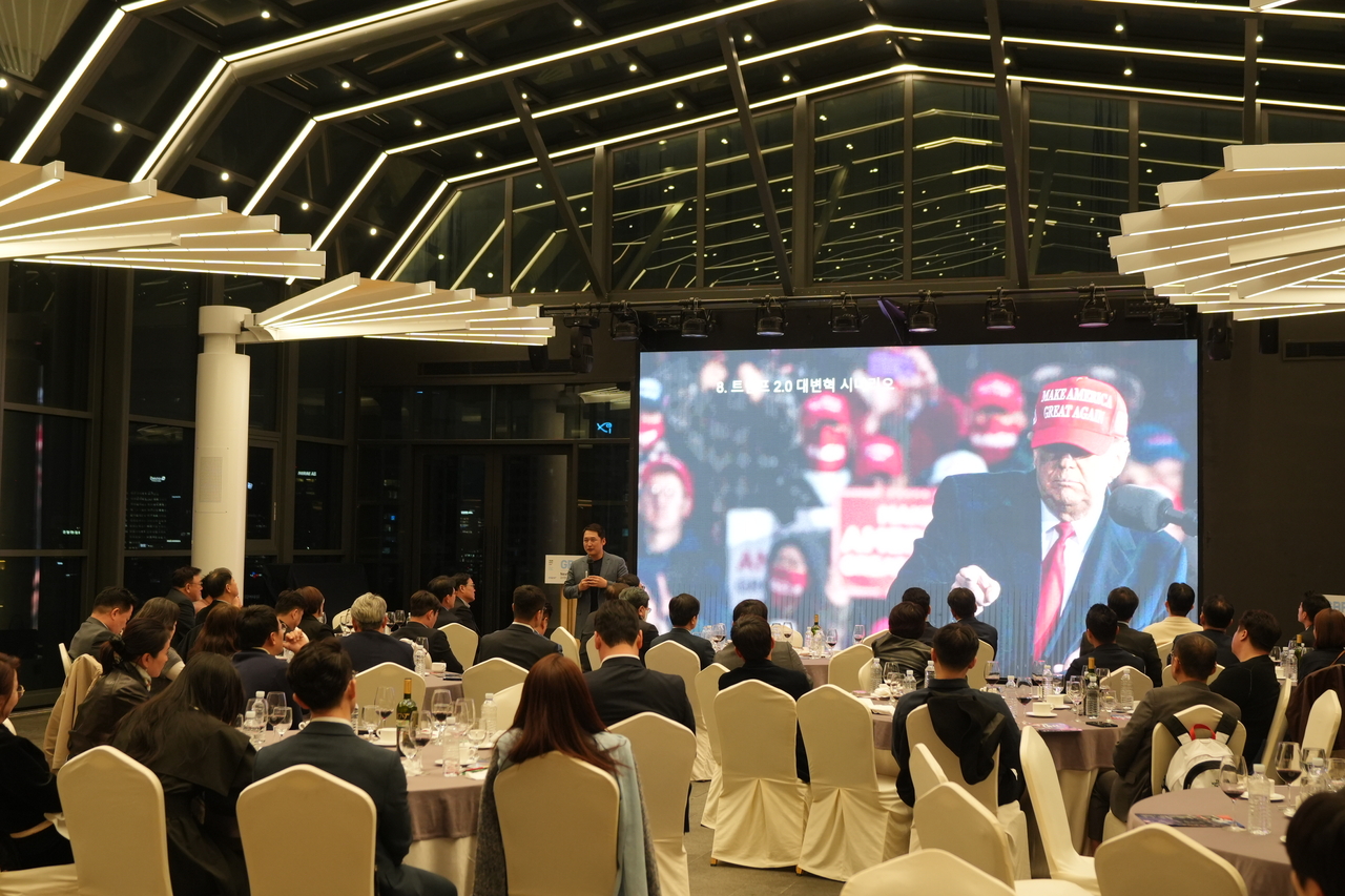 Kim Gwang-suk, a researcher at the Institute of Korean Economy and Industry and adjunct professor at Hanyang University’s Graduate School of International Studies, speaks at the Global Biz Forum hosted by The Korea Herald at a Seoul hotel on Wednesday. (The Korea Herald)
