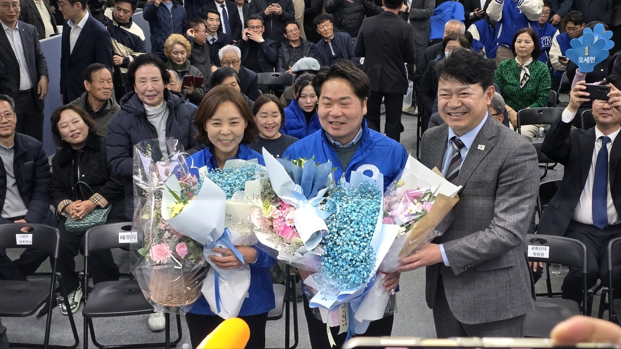 Oh Se-hyun (center) poses for a photo with supporters after winning the post for  the mayor of Asan, South Chungcheong Province, Thursday. (Oh's campaign)