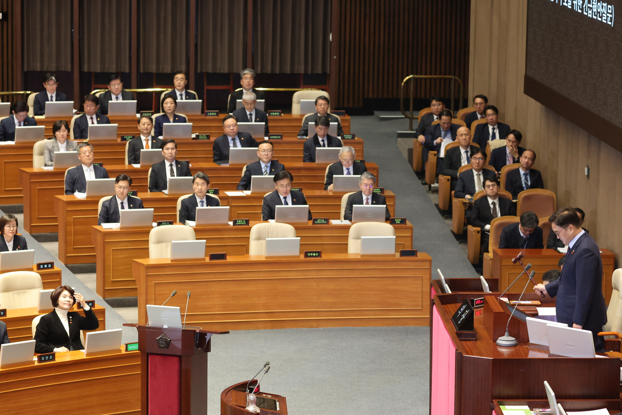 3일 국회 본회의에서 정부위원 출석요구의 건이 통과되고 있다. [연합]