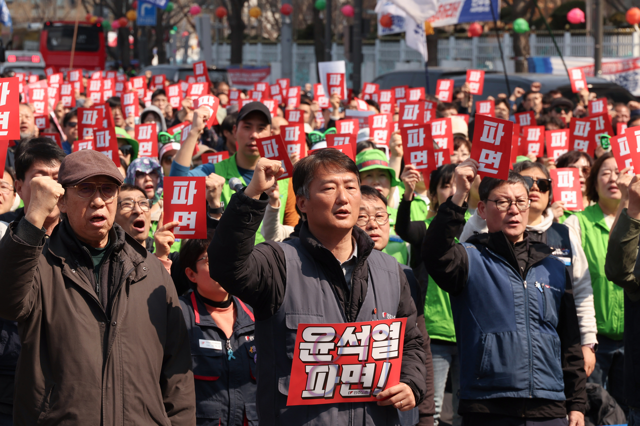 3일 서울 종로구 경복궁역 부근에서 열린 민주노총 제83차 임시대의원대회에서 양경수 위원장(가운데) 등 참석자들이 윤석열 대통령 파면을 촉구하는 구호를 외치고 있다. [연합]