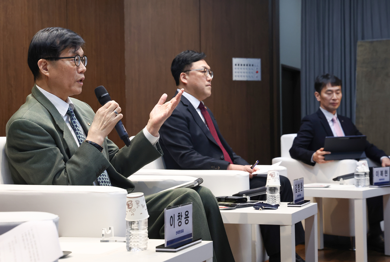 이창용 한국은행 총재, 김병환 금융위원장, 이복현 금융감독원장이 3일 서울 은행회관에서 열린 ‘한국은행-한국금융연구원 공동 정책 컨퍼런스’ 특별 대담을 하고 있다. [연합]