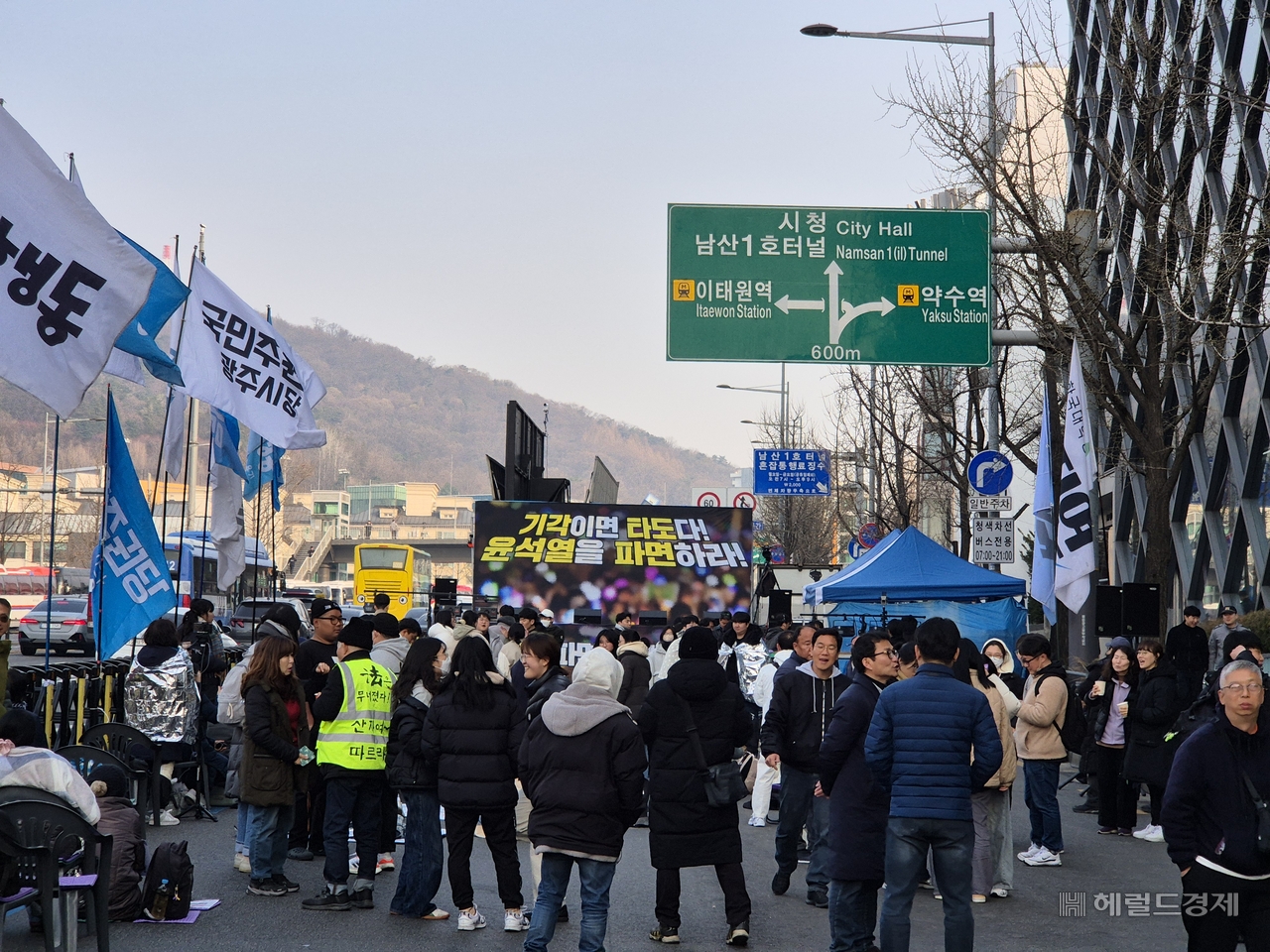 윤석열 대통령에 대한 탄핵심판 선고가 4일 오전 11시로 예정된 가운데 한남동 관저 인근 서울 지하철 6호선 한강진역이 무정차 운행한다. 사진은 한남동 인근 탄핵 찬성 집회 현장의 모습. 용산=김도윤 기자