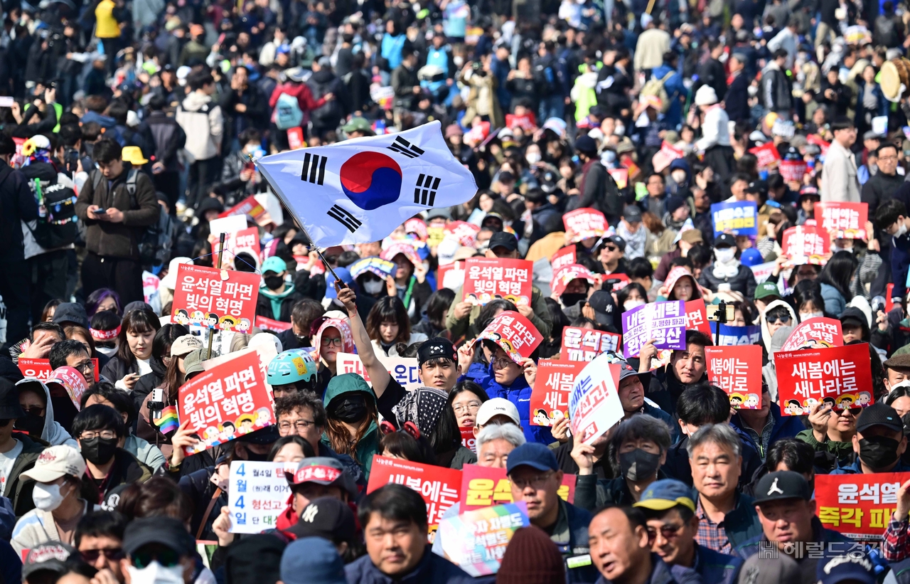 대한민국 운명을 가를 윤석열 대통령의 탄핵심판 사건의 선고기일인 4일 오전 서울 종로구 안국역에 윤 대통령 파면을 찬성하는 시민들이 피켓을 들고 구호를 외치고 있다. 이상섭 기자