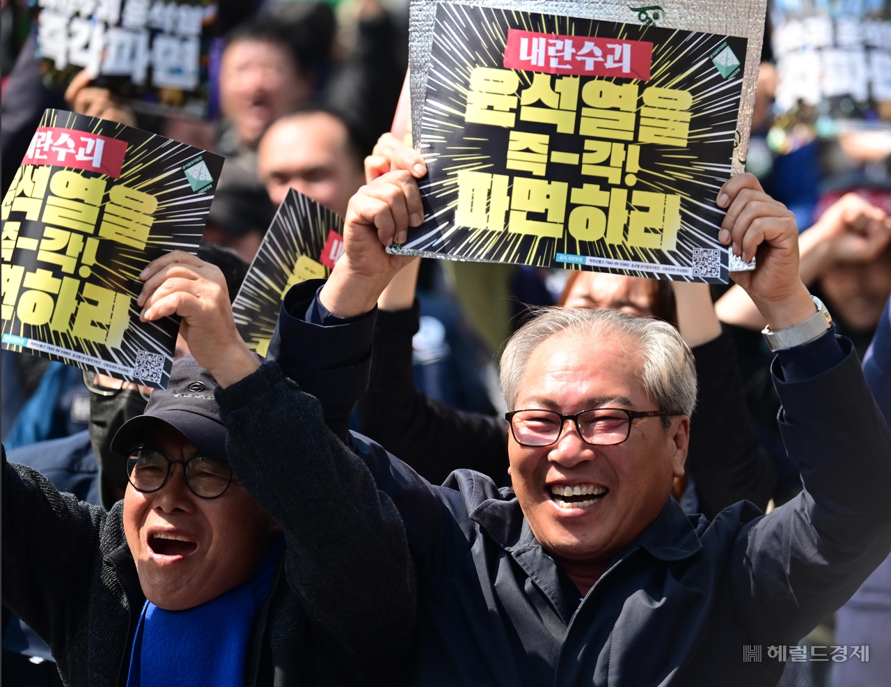 4일 오전 서울 종로구 지하철 3호선 안국역 인근에서 열린 윤 대통령 탄핵 찬성 집회에 모인 시민들이 헌법재판소의 탄핵 인용 결정에 대해 환호하고 있다.  이상섭 기자