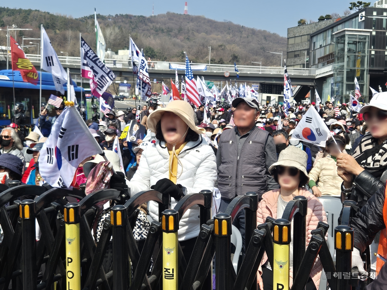 4일 서울 용산구 한남동 대통령 관저 앞에서 ‘탄핵 반대’ 집회를 벌이던 윤 전 대통령 지지자들은 오전 11시 22분께 윤석열 전 대통령 파면이 선고되자 격앙된 반응을 보였다. 김도윤 기자