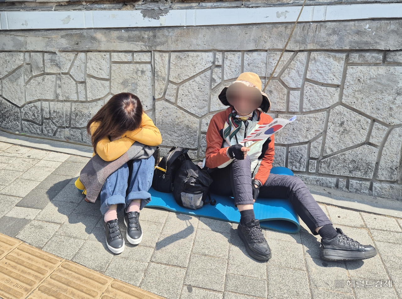 4일 오전 11시 22분께 윤석열 대통령이 파면되자 충격에 빠진 지지자들이 그대로 바닥에 주저앉아 있다. 한남동=김도윤 기자