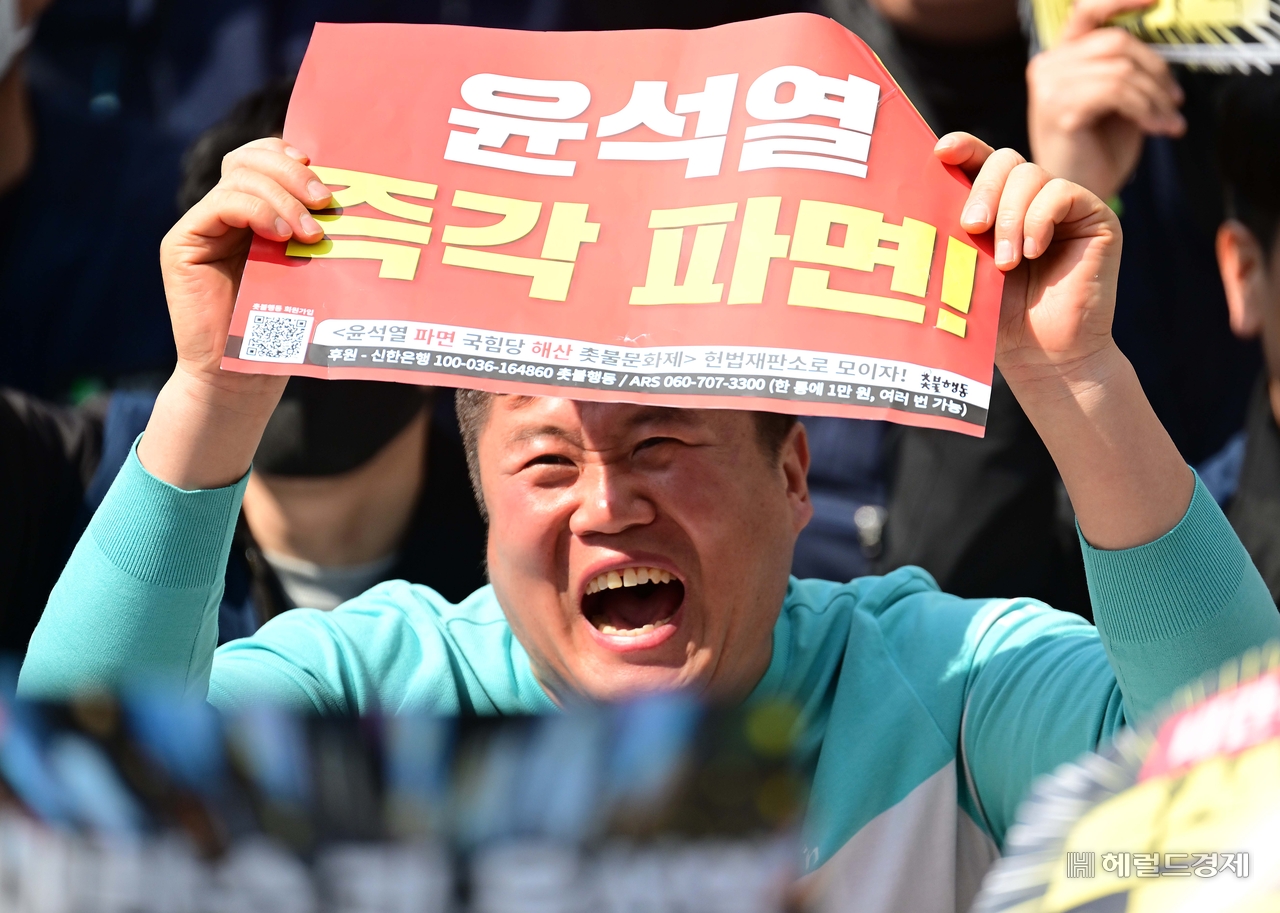 4일 오전 서울 종로구 지하철 3호선 안국역 인근에서 열린 윤 대통령 탄핵 찬성 집회에 모인 시민들이 헌법재판소의 탄핵 인용 결정에 대해 환호하고 있다.  이상섭 기자