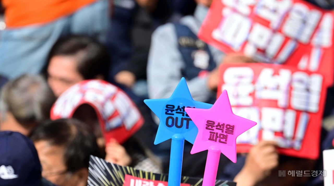 대한민국 운명을 가를 윤석열 대통령의 탄핵심판 사건의 선고기일인 4일 오전 서울 종로구 안국역에 윤 대통령 파면을 찬성하는 시민들이 피켓을 들고 구호를 외치고 있다. 이상섭 기자