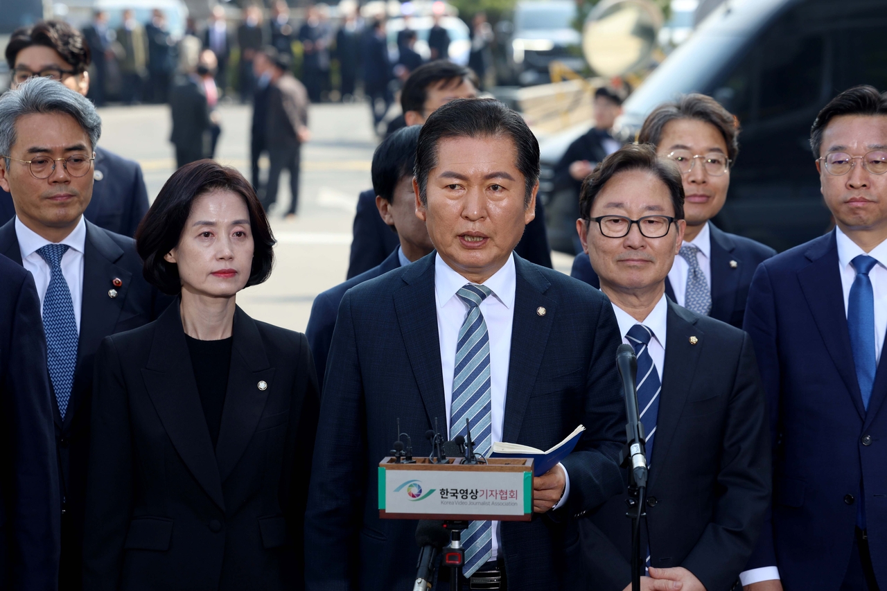윤석열 대통령의 탄핵심판 선고일인 4일 서울 종로구 헌법재판소에서 국회 탄핵소추위원장인 정청래 법제사법위원장 등이 심판정으로 들어서기 앞서 발언하고 있다. 2025.04.04. 사진공동취재단
