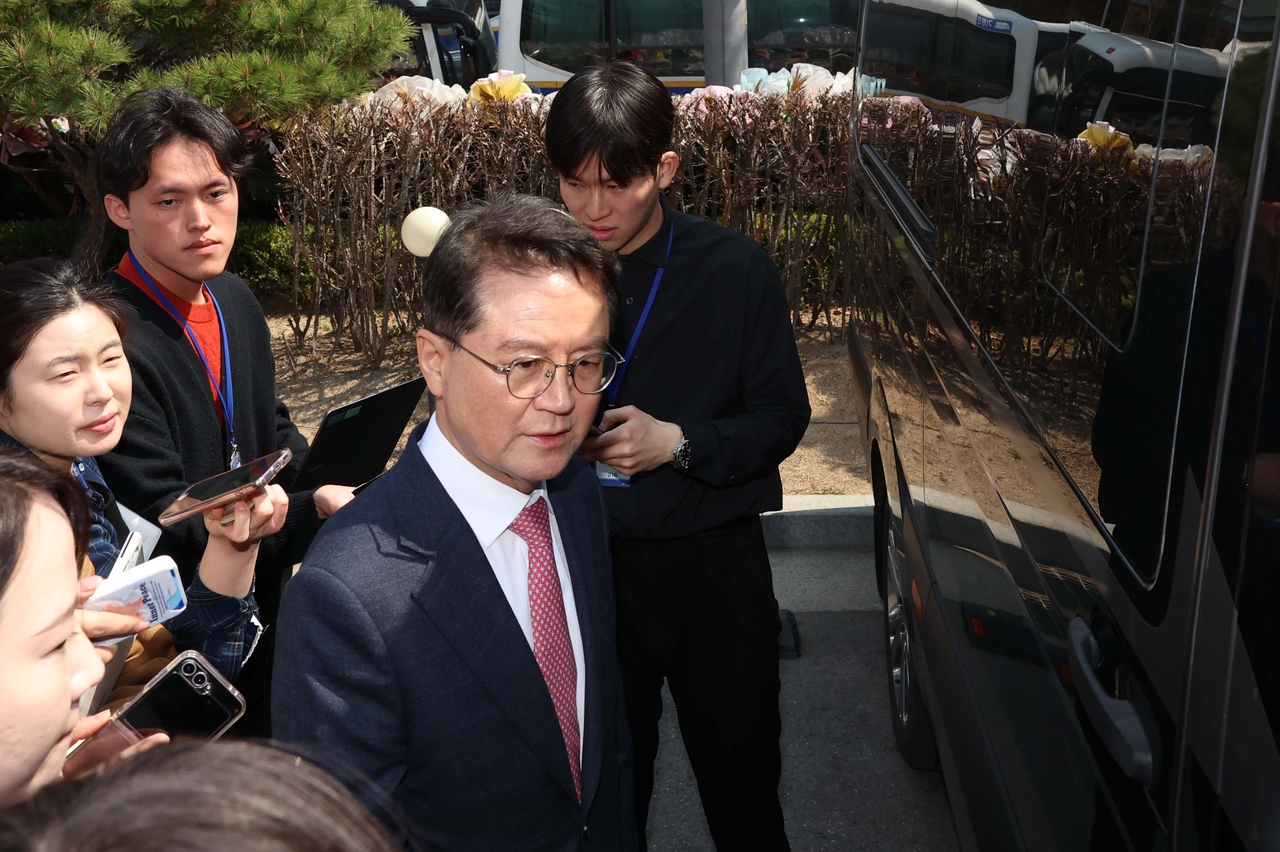 윤석열 대통령의 탄핵심판 선고일인 4일 서울 종로구 헌법재판소에서 재판관 만장일치 의견으로 국회의 탄핵소추의결이 인용되자 윤 대통령 측 대리인인 윤갑근 변호사가 심판정을 나서고 있다.[공동취재]