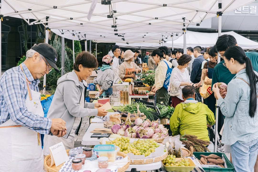 Visitors make a purchase at “Art in Marche” in front of the National Theater of Korea. (National Theater of Korea)