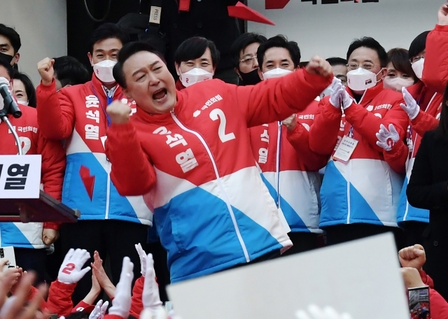 윤석열 대통령이 2022년 대선 운동 기간 지지자들의 환호에 특유의 어퍼컷 세리머니로 화답하는 모습. [연합]
