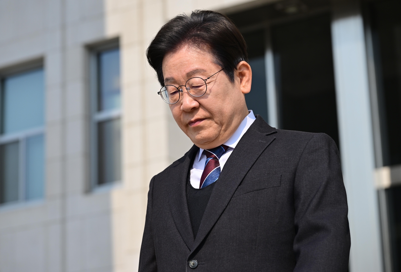이재명 더불어민주당 대표가 2일 오전 서울 여의도 국회에서 열린 비공개 최고위원회의를 마치고 회의장을 나서고 있다. 이상섭 기자